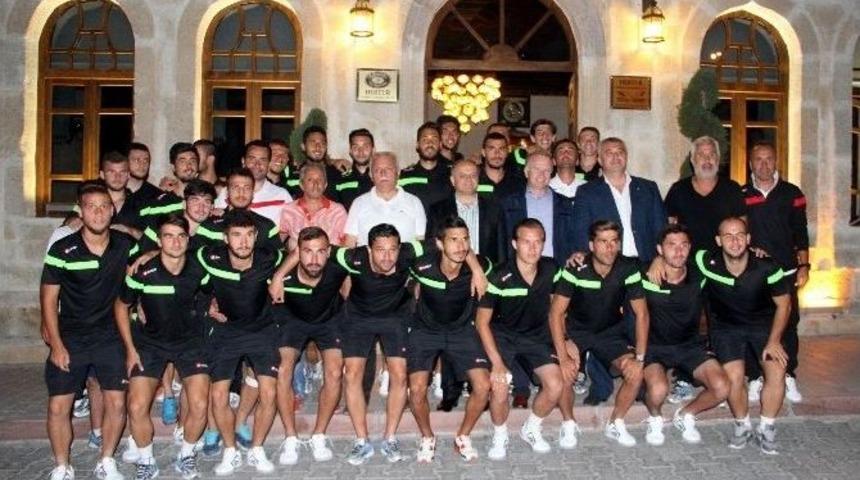 Kırşehir Valisi &Ouml;zdemir &Ccedil;akacak'tan, Sakaryasporlu Futbolculara Ve Teknik Heyete Yemek