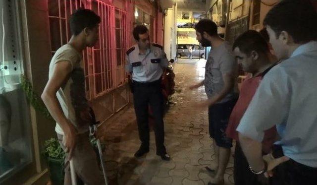 İskenderun’da Polis, Vatandaşın Üzerine Süpürge Ve Taş Atanların Peşine Düştü