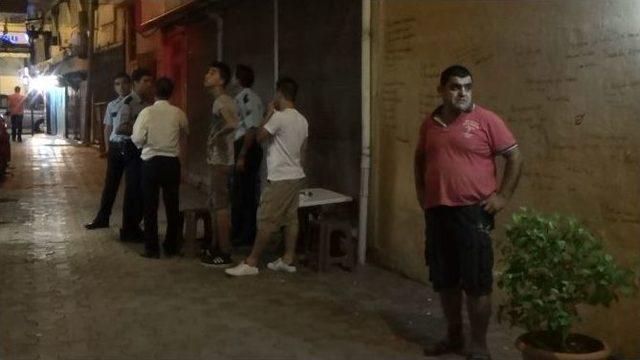 İskenderun’da Polis, Vatandaşın Üzerine Süpürge Ve Taş Atanların Peşine Düştü