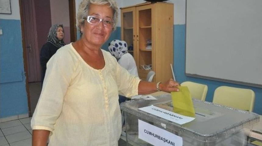 Balıkesir'de Vatandaşlar Erken Saatte Sandığa Gitti