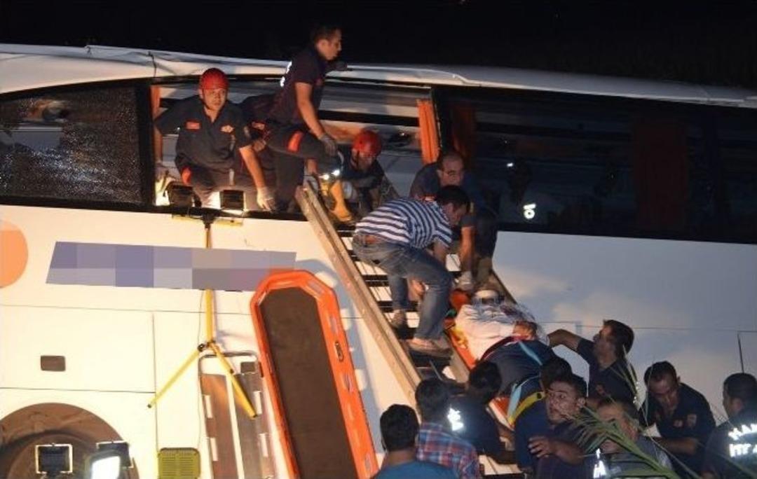 Manisa&rsquo;da Otob&uuml;s Kazası: 52 Yaralı