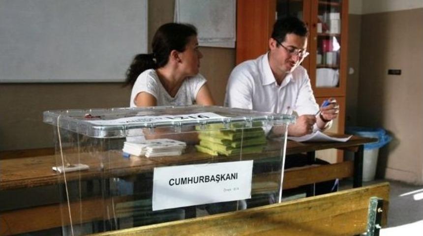 İzmir&rsquo;de Oy Kullanma İşlemi Başladı