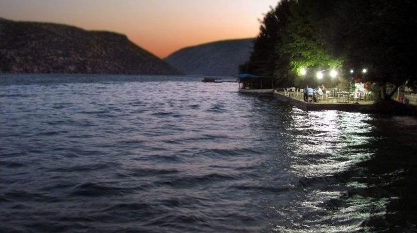 Fırat Nehrinde G&uuml;n Batımı Ve Ay Işığı