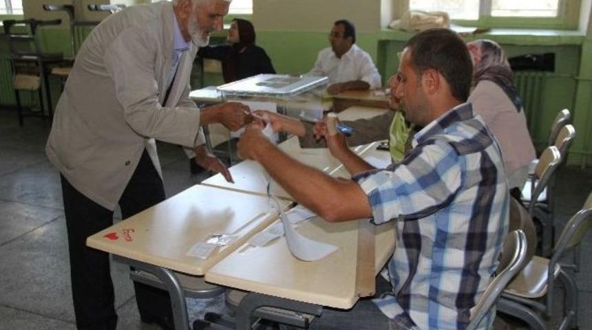 Erzurumlular Cumhurbaşkanını Se&ccedil;mek İ&ccedil;in Sandık Başına Gitti