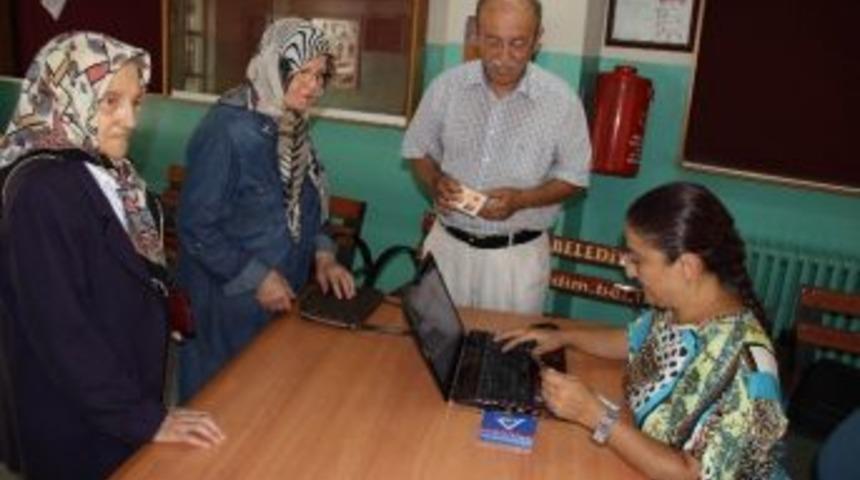 Bayan Muhtar, Cumhurbaşkanlığı Se&ccedil;imleri İ&ccedil;in Oy Kullananlara Hizmet Verdi