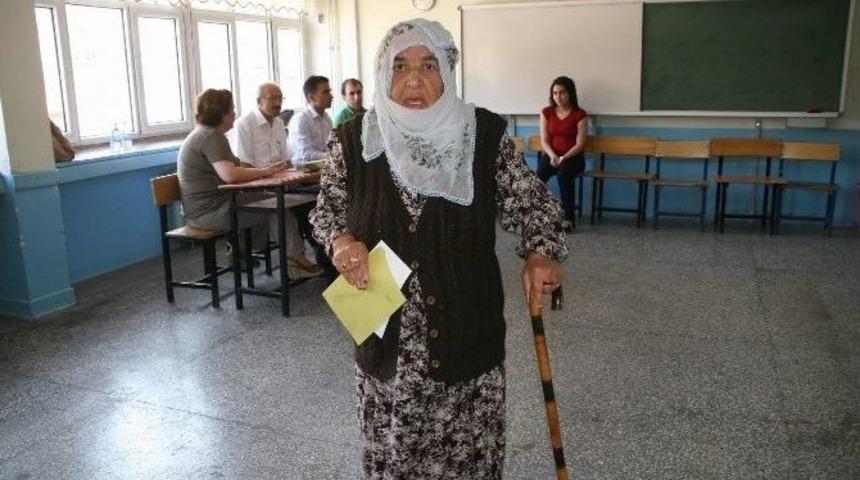 Cumhurbaşkanı Adayı Ekmeleddin İhsanoğlu&rsquo;nun Memleketi Yozgat&rsquo;ta Halk Erken Saatlerde Oy Kullanmaya Başladı