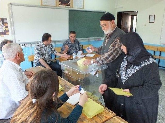 Cumhurbaşkanı Adayı Ekmeleddin İhsanoğlu&rsquo;nun Memleketi Yozgat&rsquo;ta Halk Erken Saatlerde Oy Kullanmaya Başladı 1