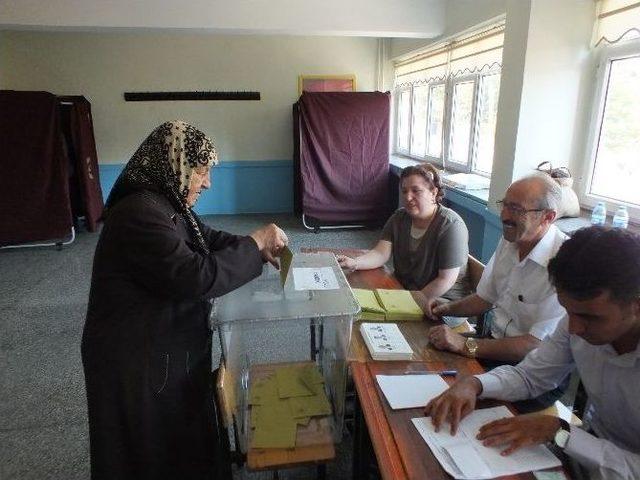 Cumhurbaşkanı Adayı Ekmeleddin İhsanoğlu&rsquo;nun Memleketi Yozgat&rsquo;ta Halk Erken Saatlerde Oy Kullanmaya Başladı 2
