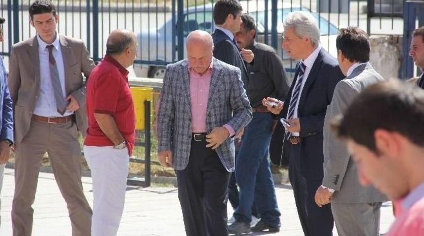 B&uuml;y&uuml;kşehir Belediye Başkanı Sekmen, Eşiyle Birlikte Oyunu Kullandı