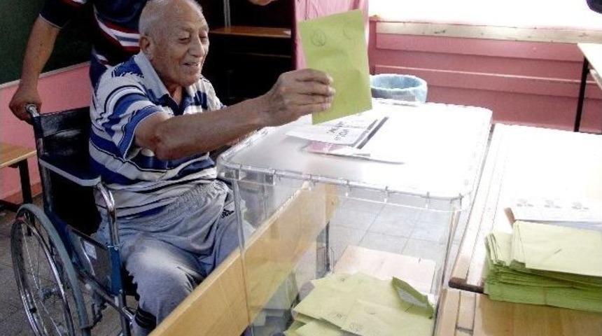 Tekerlekli Sandalye İle Oy Kullandı