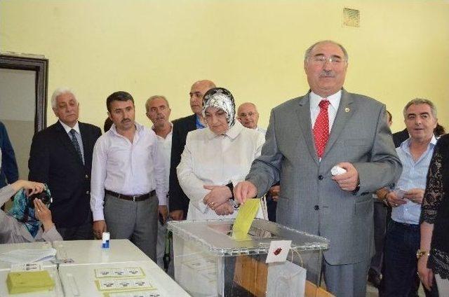 Ak Parti Milletvekili Adnan Yılmaz Kendi Adını Taşıyan Derslikte Oyunu Kullandı