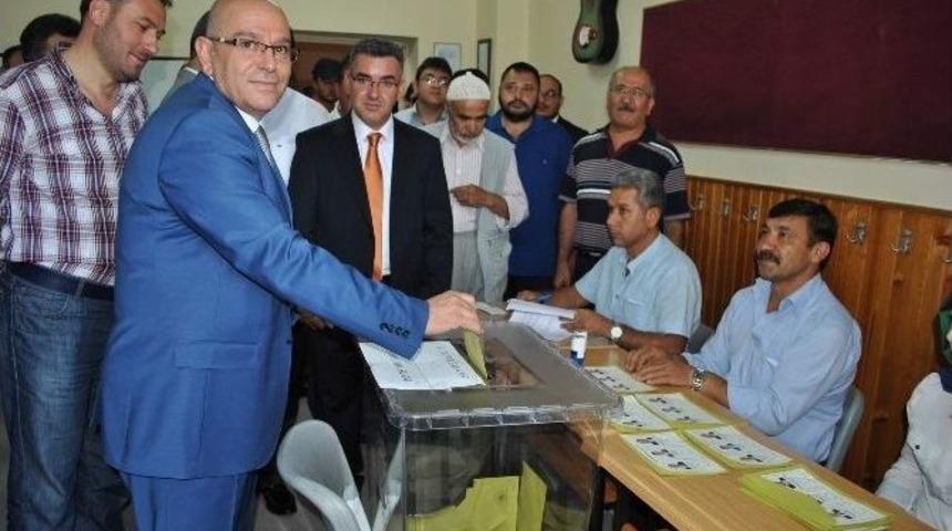 Ak Parti İl Başkanı İle Milletvekilleri İsmail Tamer Ve Pelin G&uuml;ndeş Bakır Oylarını Kullandı