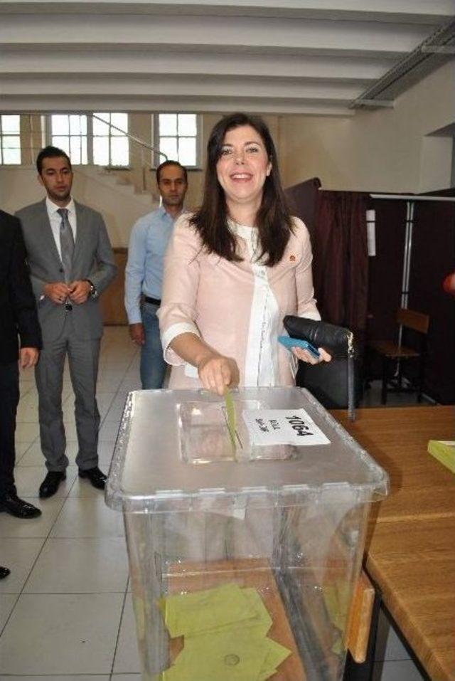 Ak Parti İl Başkanı İle Milletvekilleri İsmail Tamer Ve Pelin Gündeş Bakır Oylarını Kullandı