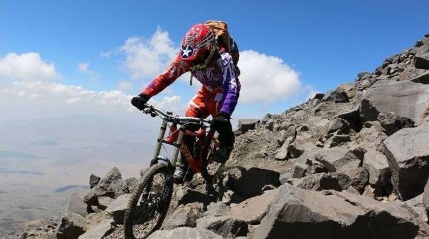 Ağrı Dağı&rsquo;nın Zirvesinden Bisikletle İnen Kıvılcım&rsquo;ın Hedefi Kilimanjaro Dağı