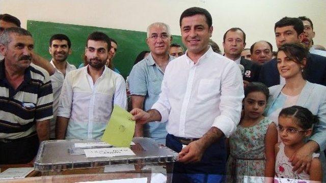 Cumhurbaşkanı Adayı Demirtaş Oyunu Kullandı