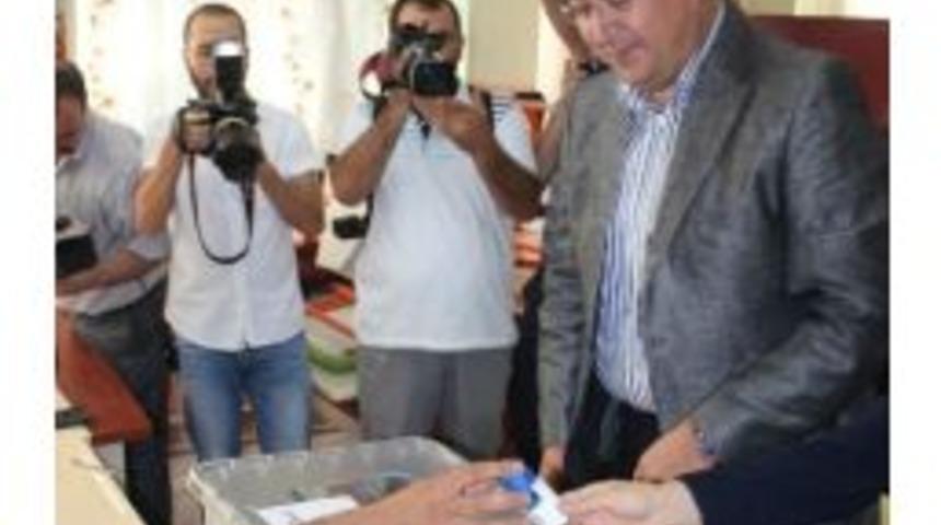 Belediye Başkanı &Uuml;nver, Oyunu Kullandı