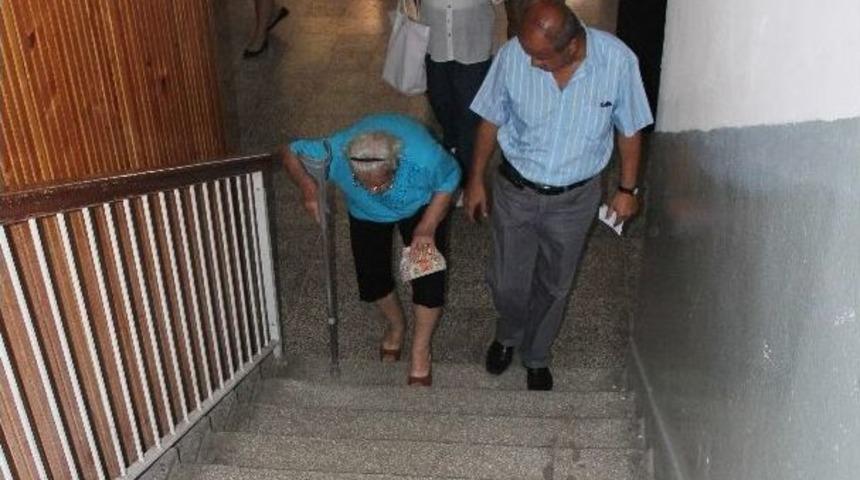 85 Yaşında Tatilini Yarıda Bırakıp Oy Kullanmaya Geldi