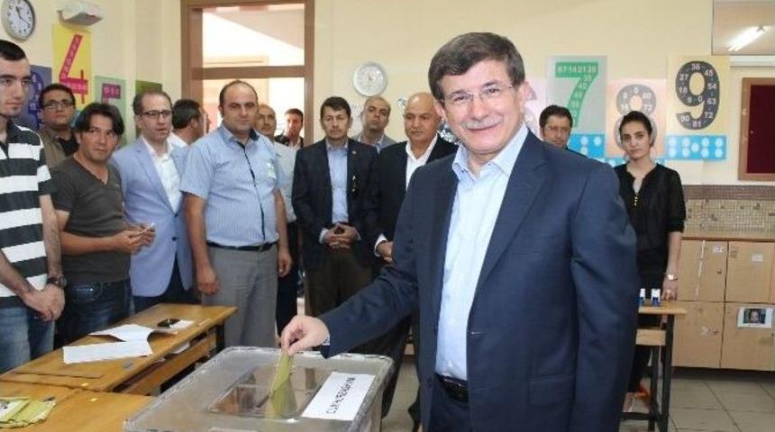 Bakan Davutoğlu Oy Kullandı