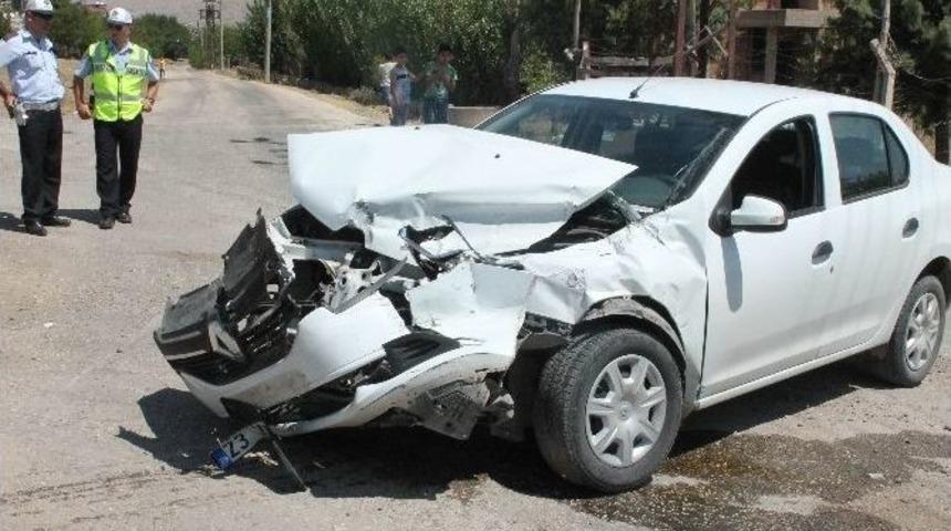 Oy Kullanmaya Giderken Kaza Yaptılar: 3 Yaralı