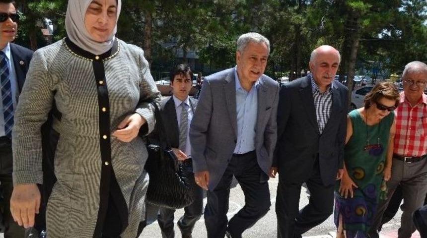 Başbakan Yardımcısı B&uuml;lent Arın&ccedil;, Oyunu Kullandı