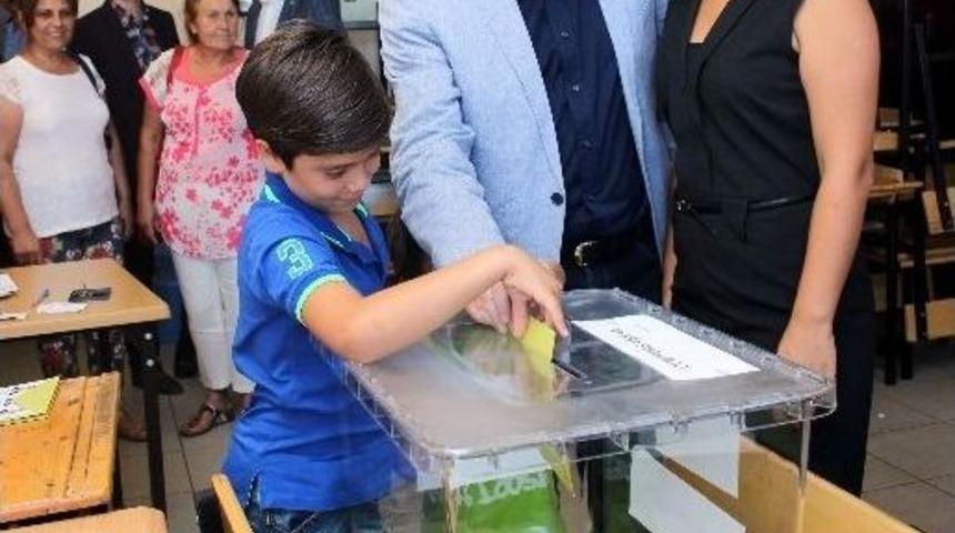 Menderes T&uuml;rel, Oyunu Eşi Ve &Ccedil;ocuklarıyla Kullandı