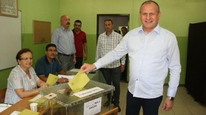 D&uuml;zce Belediye Başkanı Keleş Oyunu Kullandı