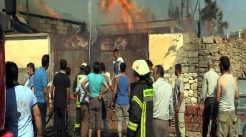 İş&ccedil;iler Yangını S&ouml;nd&uuml;rmek İ&ccedil;in Seferber Oldu