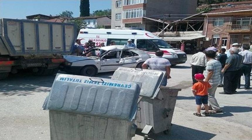 Park Halindeki Kamyona &Ccedil;arptı, Ara&ccedil;ta Sıkıştı