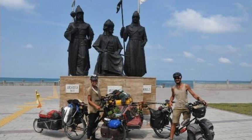 &Uuml;&ccedil; Yıldır D&uuml;nyayı Dolaşıyorlar