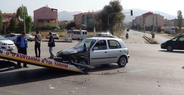 Sandıklı’da Otomobille Motosiklet Çarpıştı: 2 Yaralı