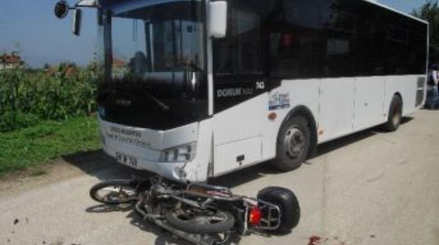 Motosiklet Otob&uuml;s&uuml;n Altına Giriyordu