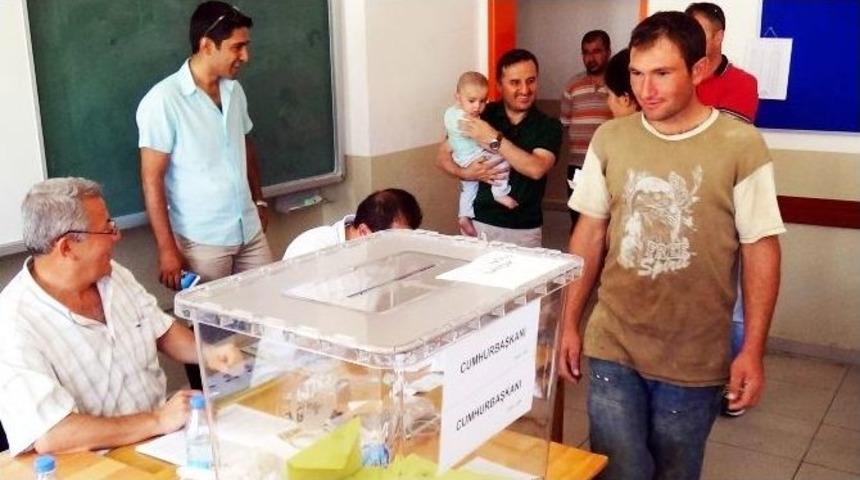 Vekil Oy Kuyruğunda Seçmenin Bebeğine Baktı