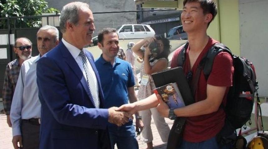 G&uuml;ney Koreli Turistin '10 Ağustos' Pozu