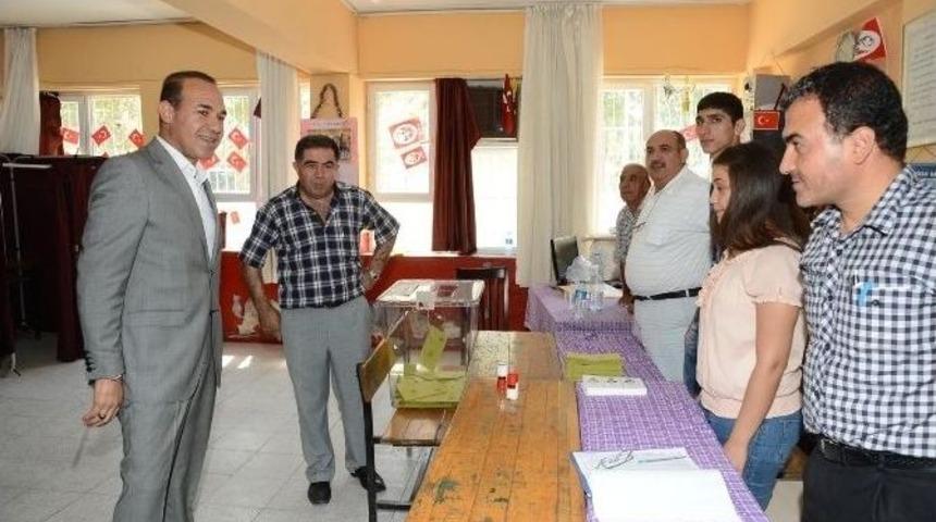 Başkan H&uuml;seyin S&ouml;zl&uuml;, Oyunu Ailesiyle Birlikte Ceyhan&rsquo;da Kullandı