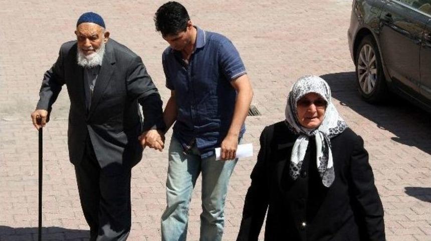 Cumhurbaşkanı Abdullah G&uuml;l&rsquo;&uuml;n Annesi Ve Babası Oy Kullandı