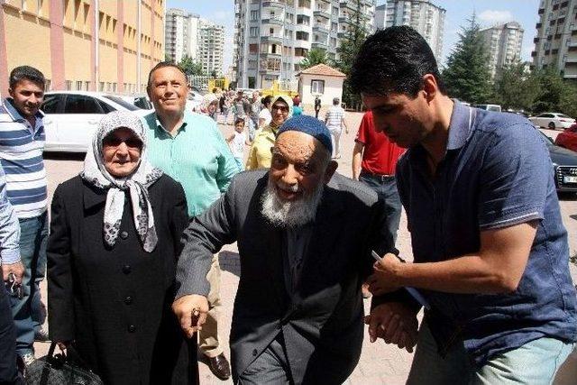 Cumhurbaşkanı Abdullah Gül’ün Annesi Ve Babası Oy Kullandı