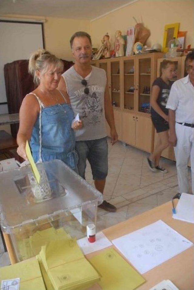 Fethiye’de Yaşayan Yabancı Uyruklu Vatandaşlarda Oy Kullandı