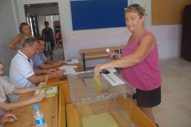 Fethiye’de Yaşayan Yabancı Uyruklu Vatandaşlarda Oy Kullandı