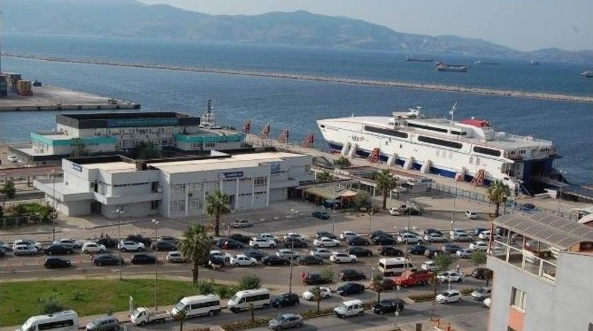 Feribot İskelesinde Se&ccedil;im Yoğunluğu