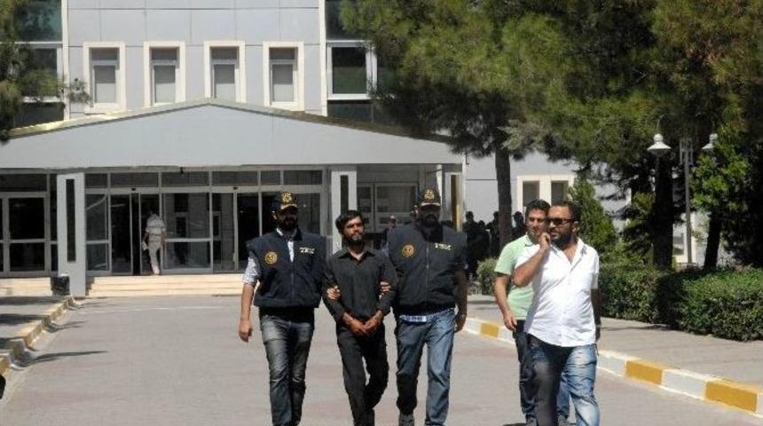 T&uuml;rk Bayrağını İndirdiği İddia Edilen Zanlı Tutuklandı