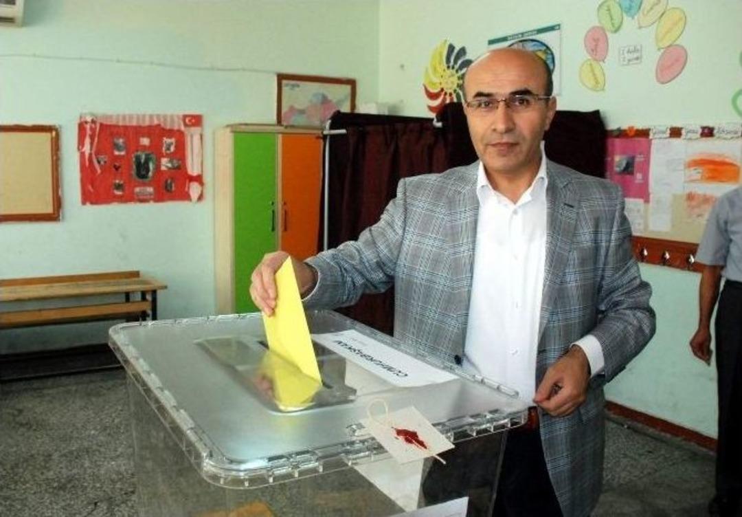 Adıyaman&rsquo;da B&uuml;rokratlar Ve Siyasiler Sandık Başına Gitti