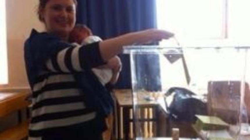 Milletvekili Dilek Y&uuml;ksel, 25 G&uuml;nl&uuml;k Bebeği İle Oy Kullandı