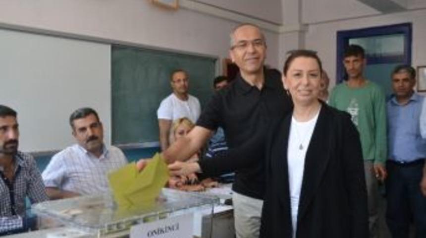 Milletvekili Çalık, Oy'unu Malatya Anadolu Lisesi'nde Kullandı