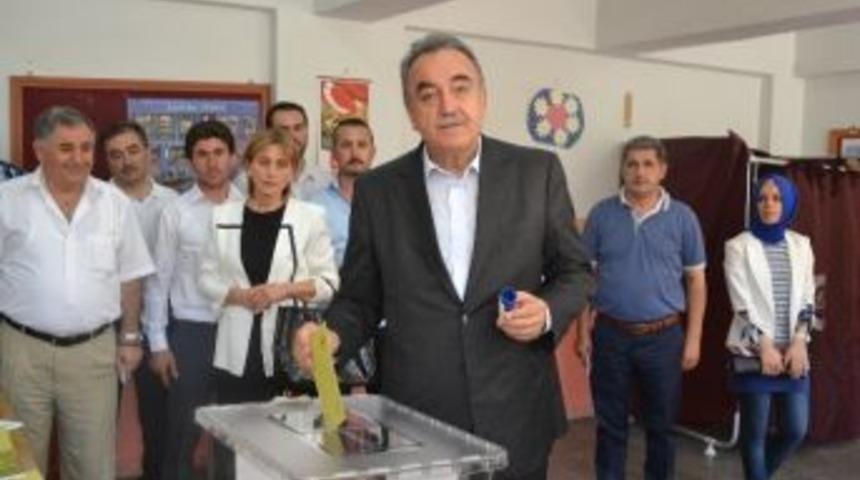 Milletvekili Akın Eşiyle Birlikte Oy Kullandı