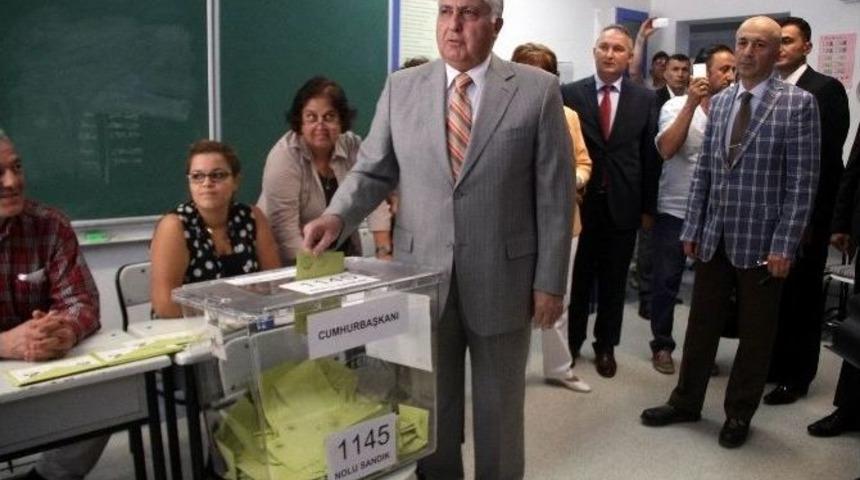 Genelkurmay Başkanı &Ouml;zel Ve Eşi Oylarını Kullandı