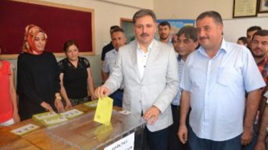 Başkan &Ccedil;akır, B&uuml;y&uuml;k İlgi Altında Oy'unu Kullandı