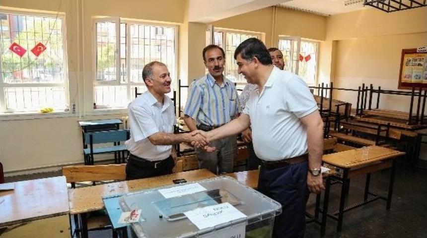 Başkan Fadıloğlu Cumhurbaşkanını Se&ccedil;mek İ&ccedil;in Sandığa Gitti