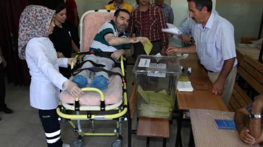 Ambulansta Ve Sedyeyle Oy Kullandılar