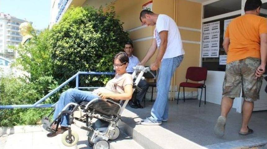 Tekerlekli Sandalyesiyle Oy Kullanmaya Geldi