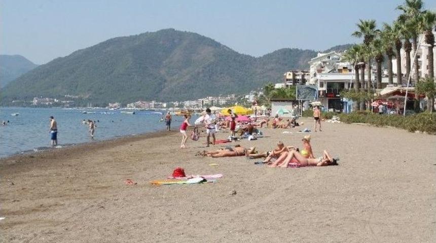 Marmaris&rsquo;te Se&ccedil;im Nedeniyle Sahiller Boş Kaldı